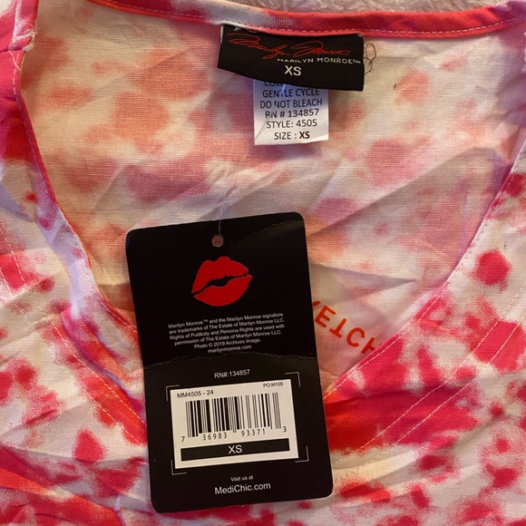NWT Marilyn Monroe Scrub Top - Picture 2 of 5